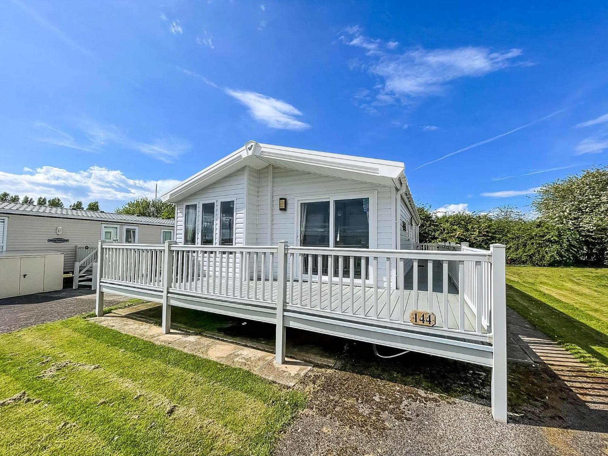 Luxury Lodge With Decking In Hunstanton At Manor Park Ref 23144K Eksteriør billede
